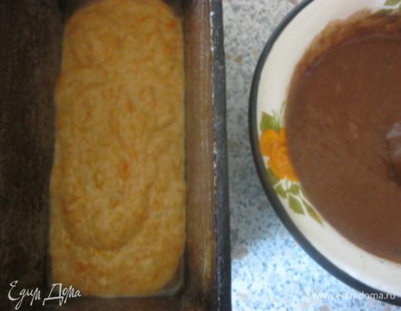 Форму смазать маслом и присыпать мукой.
Выложить половину светлого тыквенного теста.