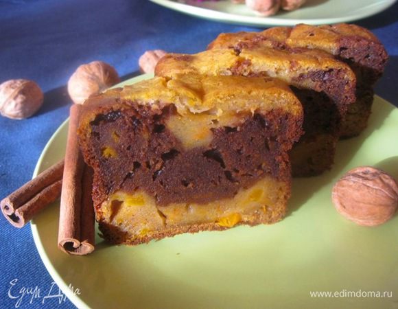 Достать кекс из духовке, дать остыть в форме минут 5, затем аккуратно переложить кекс на тарелку, остудить.