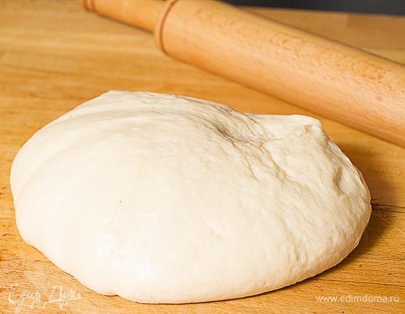Из тёплого молока, сухих дрожжей быстрого действия, яиц, растопленного сливочного масла и сахара замешиваем эластичное тесто. В изначальном рецепте было указано 2-3 ст. муки, но у меня уходит 4 стакана. Тесто я замешиваю в хлебопечке на режиме пельмени 2 раза.