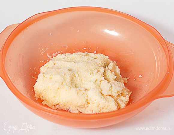 Делаем начинку: соединяем размягчённое сливочное масло, сахар и крахмал. Взбивать не нужно, достаточно просто хорошенько перемешать массу вилкой