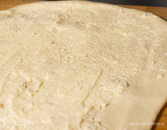 Раскатываем тесто в прямоугольник и смазываем начинкой.