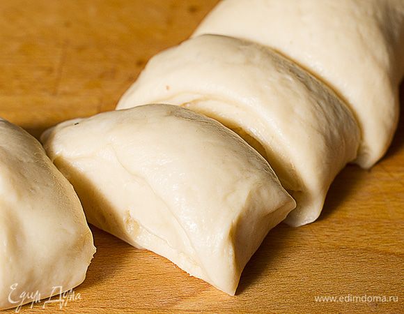 Нарезаем рулет на кусочки.