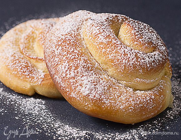 А теперь очень важный шаг. Духовку разогреваем до 220 градусов (обязательно), ставим в неё булочки и уменьшаем температуру до 180 градусов. Готовить булочки около 15 минут.