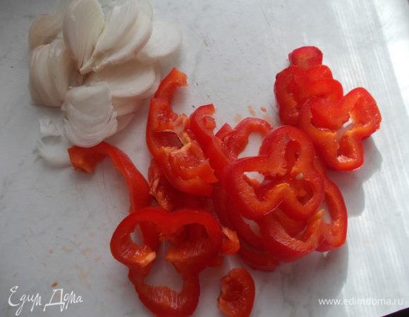 Лук и перчик порезать тонкими полукольцами.