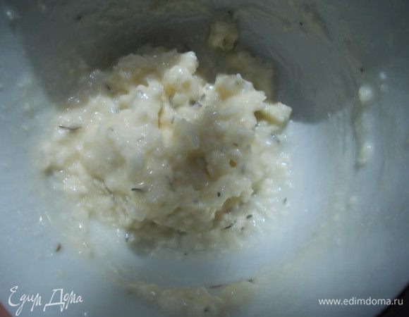 Чеснок измельчить и смешать с мягким сливочным маслом, добавить немного масла с вяленых помидорок вместе с тимьяном.