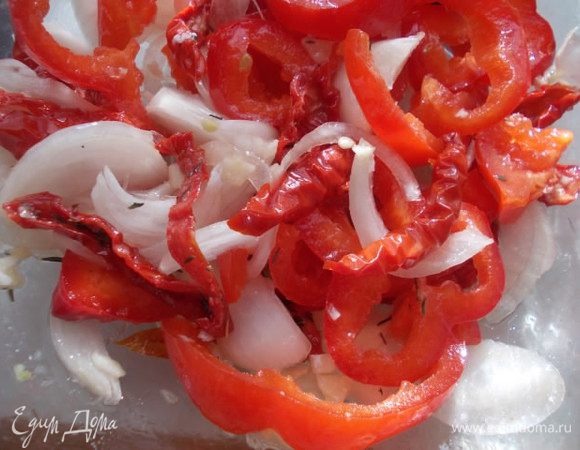 Помидоры порезать, смешать с луком и перцем, добавить немного маслица от помидорок, лимонного сока и посолить.