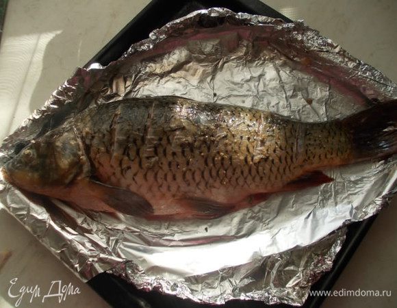 Рыбку укладываем на противень с фольгой, смазанной маслом растительным.