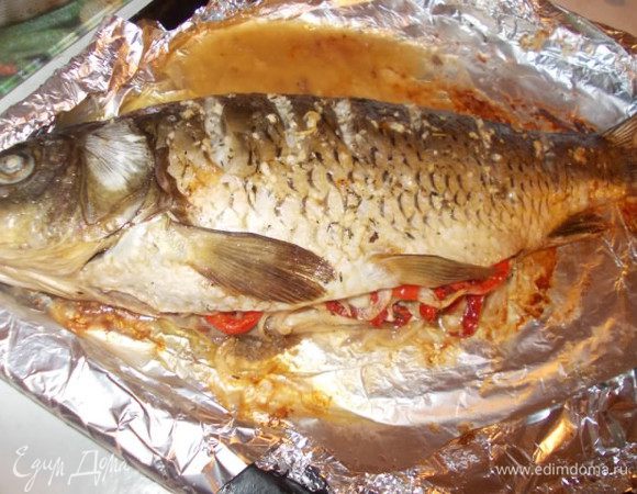 Отправляем ее в разогретую духовку 200 С. минут на 40, готовность проверьте ножом,если мясо отходит от кости и нет розовых соков, значит готово.