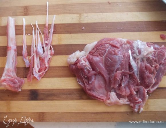 Удалить кости с ножек и мелкие такие тонкие косточки,они всегда присутствуют,в индюшиных ногах.У меня были ножки около 700 гр обе,это маленькие,если удастся готовить из более крупных экземпляров,то увеличивайте кол-во остальных ингредиентов и время приготовления.