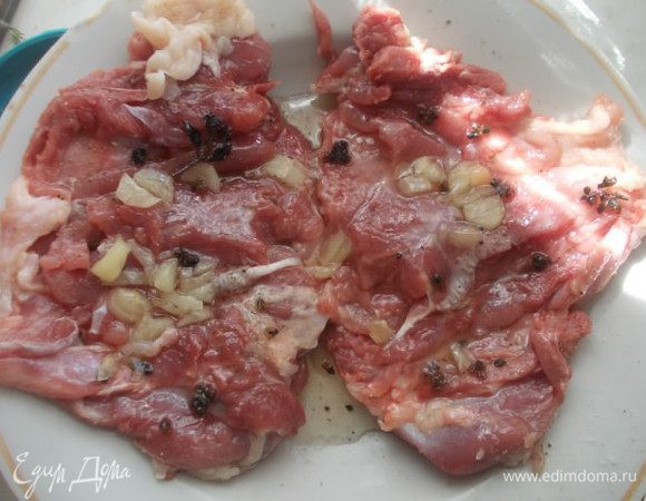 Посолить их добавить немного масла,чеснока и базилика сухого.Оставить мариноваться.