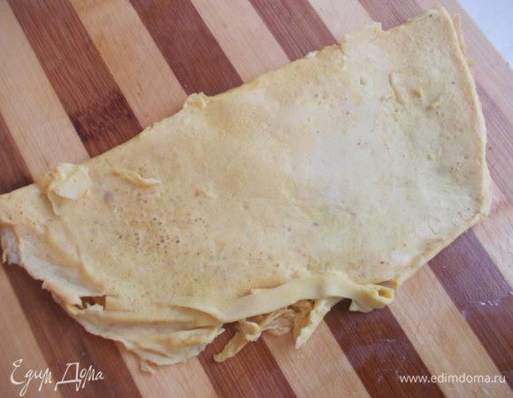 Омлет пожарить с одной стороны и сложить пополам.