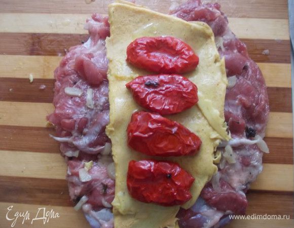 На омлет выкладываем в ряд помидоры.