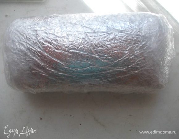 Завернуть сначала в фольгу,а затем в пленку пищевую,затянуть туго.Отправить запекаться в разогретую духовку  190С на 1 час,если крупные голени,то часа на полтора.