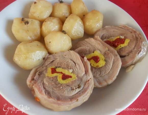 Резала горячим,поэтому не очень ровно получилось. Если его остудить,но можно кушать холодным,тогда он порежется ровненько и гладко! 