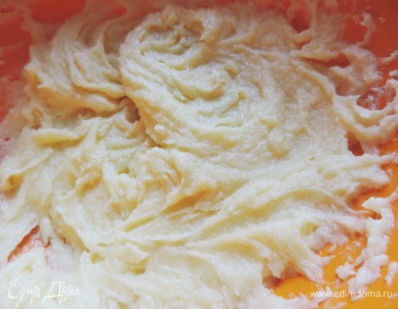 Взбиваем миксером размягченный маргарин (при желании заменяем маслом) с сахаром. Когда смесь станет однородной добавляем по очереди  яйцо, сметану и жидкий мед(если у вас мед кристаллизировался и загустел, предварительно растопите его на водяной бане), тщательно взбивая до однородности после каждого добавленного ингредиента.