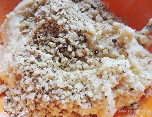 Теперь добавляем молотые грецкие орехи. Советую не молоть орехи в муку, а оставить небольшие кусочки. Перемешиваем.