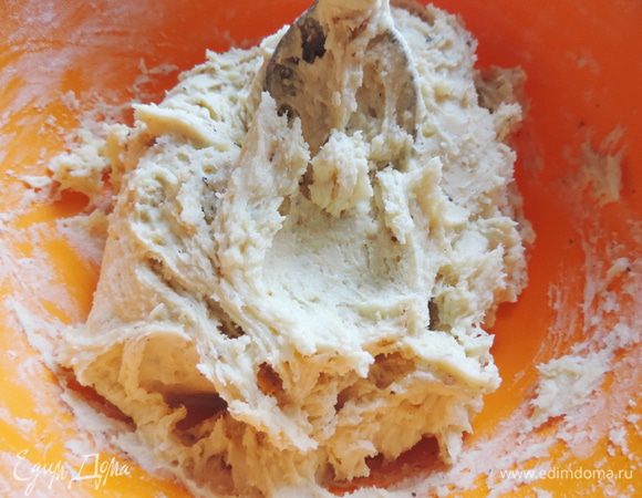 Всыпаем муку, просеянную с содой и замешиваем ложкой мягкое тесто. Оно настолько мягкое, что руками с ним работать нельзя.