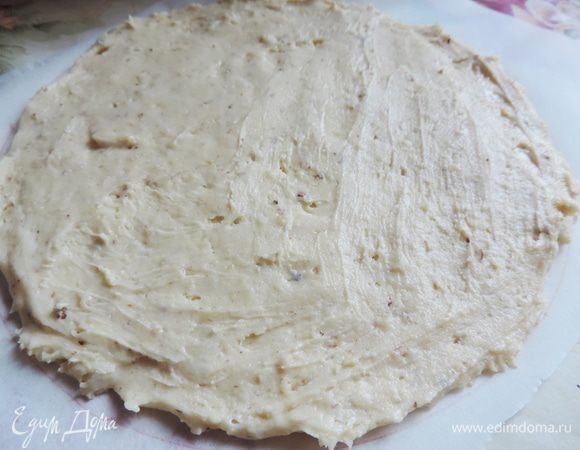 Делим тесто на три равных части. Подготовим три кусочка пергаментной бумаги. На каждом начертим круг диаметром 23см. Каждую часть теста при помощи лопатки равномерно распределяем по нарисованному кругу.