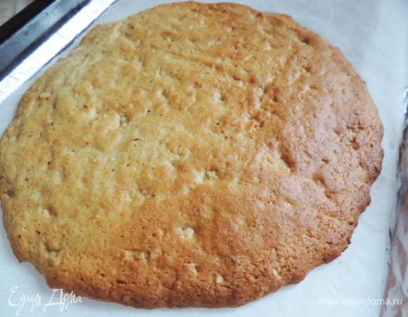 Выпекаем коржи в разогретой до 180 градусов духовке 15-20 до золотистого цвета. Не пересушите их, они должны быть мягкими, но не липнуть к рукам при нажатии. Так что ориентируйтесь на свою духовку.