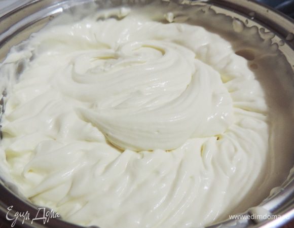 Пока коржи остывают, приготовим крем. Сметану берите с жирностью 25% и выше. Иначе вы ее просто не взобьете!!! И, если есть возможность, постарайтесь выбрать менее кислую. Сметану взбиваем с сахаром и ванилином до устойчивых пиков и растворения сахара.