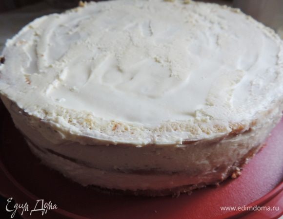 Торт собирать лучше в кондитерском кольце или использовать бортик от разъемной формы. Так он у вас обязательно получится ровным и красивым. Но можно прекрасно обойтись из без этих приспособлений. На блюдо кладем один корж. Заключаем его в кольцо. Выкладываем сверху примерно треть крема. Так чередуем коржи и крем, пока они не закончатся. Последним слоем идет крем. Торт убираем на ночь в холодильник. Чем дольше он простоит, тем вкуснее будет.