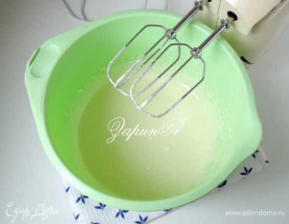 Для медовых коржей: Яйца взбить с сахаром.
