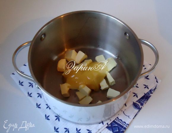 В кастрюле смешать масло и мед. Поставить на огонь, растворить.