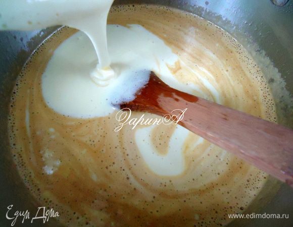 Добавить 1 ч.л. соды с горкой и помешивая, довести смесь до карамельного цвета, при этом она будет пениться. 
Отставить масляно-медовую смесь с огня, немного остудить в течение 1 – 1.5 минуты  помешивая лопаткой.
Влить тонкой струйкой взбитые яйца и хорошо перемешать.
