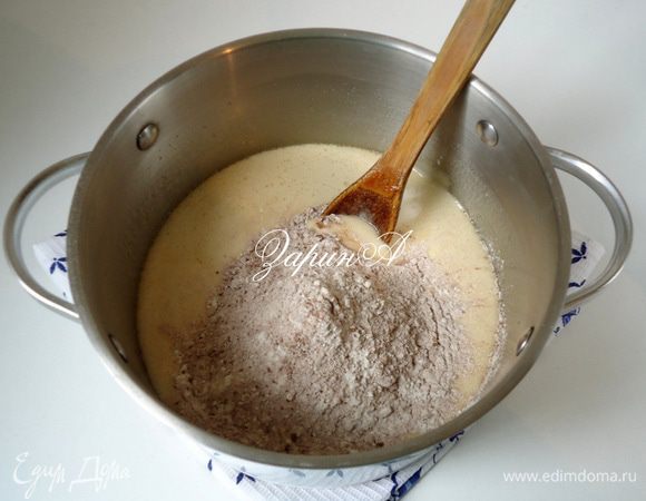 Смешать муку с какао и просеять в жидкую часть. 
