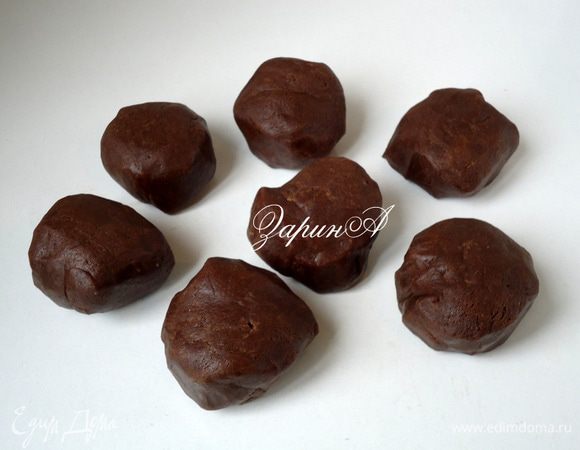 Затем, разделить тесто на 8-10 частей.
