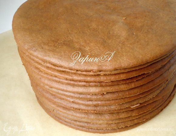 Выпекать коржи поочередно в заранее разогретой духовке при 180 гр., 5 минут.
