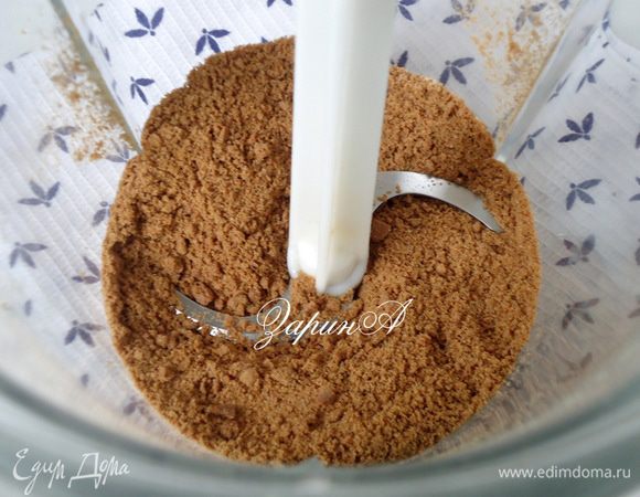 Обрезки от коржей измельчить в мелкую крошку.