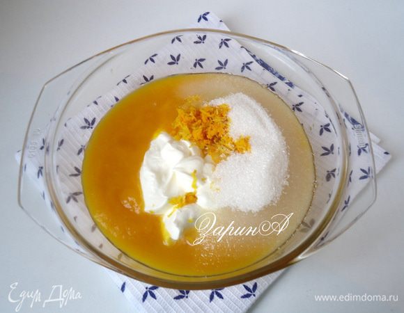 В кастрюльке соединить тыквенное пюре, сметану, сахар, цедру и сок апельсина. Поставить на огонь и довести до кипения. 