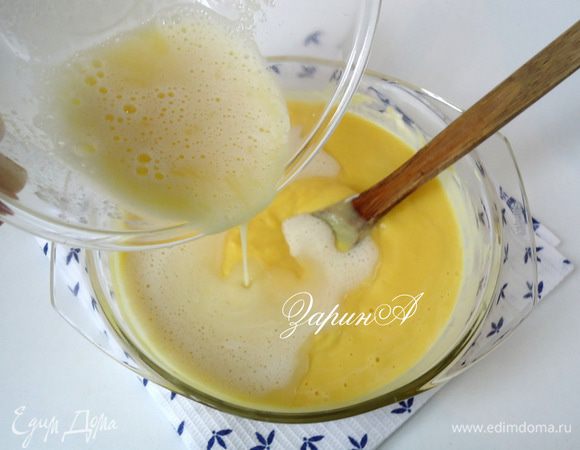 Снять с огня. Желтки смешать с молоком и крахмалом, взбить, что бы, не было комочков и ввести в горячую тыквенную смесь тонкой струйкой, перемешать. Снова поставить кастрюльку на огонь  и довести до загустения, не переставая помешивать. Осторожно(!), крем начнет булькать.
