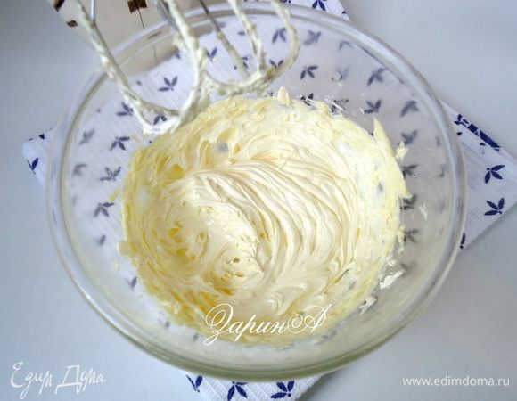 Когда заварной крем остынет, масло взбить в пышную пену.

