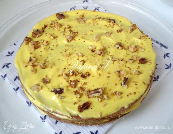 Сборка торта: Коржи прослоить кремом и посыпать орехами поочередно. 
