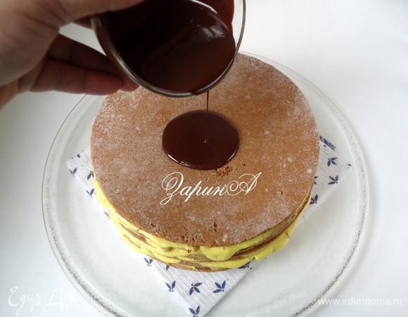 Верхний корж кремом не смазывать. Для его покрытия растопить горький шоколад с 1 ст.л. раст. масла. Вылить шоколад в центр торта и...