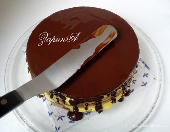  Распределить его палеткой. Бока обсыпать крошкой, но я в этот раз не обсыпала. Украсить по желанию.  Убрать торт в холод на ночь, для пропитки. 