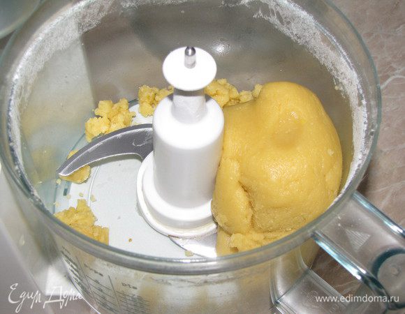 Добавить соль, сахар, желтки, тертую цедру лимона и взбивать, пока тесто не соберется в комок.  Тесто завернуть в пищевую пленку и убрать в холодильник на 1час.