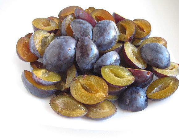 Сливы нарезать половинками, удалить косточки. У меня была мелкая слива сорта  чернослив.