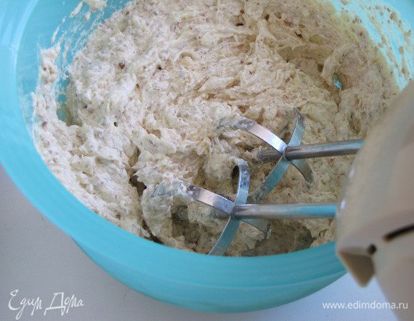 Для начинки сливочное масло взбить с сахаром, добавить молотый миндаль, по одному вбить яйца и хорошо перемешать.