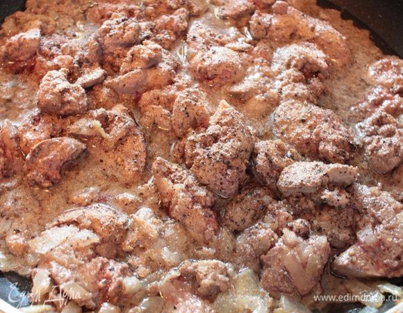 Обжарить на растительном масле репчатый лук до прозрачности, добавить печень  и, помешивать в течении 3-4 минут. Печень должна поменять цвет, но оставаться мягкой и розовой внутри.