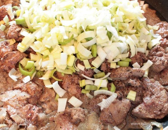 Добавить лук-порей, перемешать, прогреть 1-2 минуты (порей должен немного обмякнуть), добавить коньяк, помешивая, обжаривать еще минуты три, чтобы испарился алкоголь.