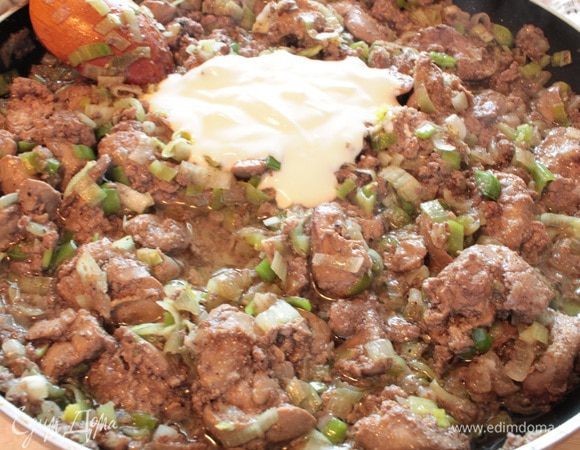 Добавить сметану.