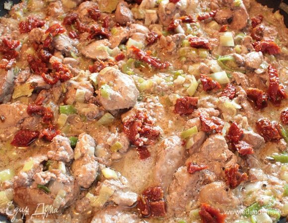 Нарезанные кусочками вяленые томаты, кусочек лаврового листа и, помешивая, тушить еще минут четыре-пять, выключить огонь, накрыть крышкой и дать блюду немного настояться.