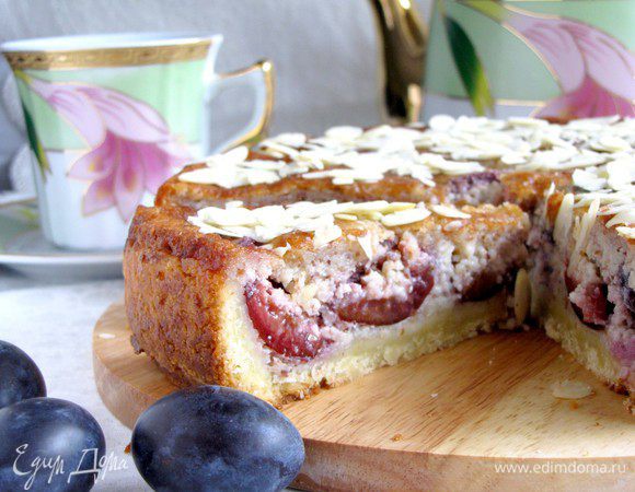 По желанию посыпать пирог сахарной пудрой и "лепестками" миндаля. Разрезать на кусочки и подавать к чаю. Приятного аппетита!