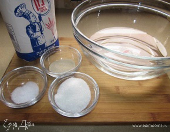 Берем: на полкилограмма муки, поллитра теплой (35-40 градусов) воды, 2 столовые ложки сахара, 1 чайную ложку соли и 2 чайные ложки сухих дрожжей. Для теста - это все! (Когда делала это тесто первые разы, меня так и подмывало, хотя бы частично, но заменить воду на молоко! А вот и нет! Лучшее, как нас и учили, таки враг хорошего...  С водичкой то оказалось вкуснее и пышнее... и не спрашивайте почему? Не знаю! Просто приняла как факт и живу с этим!). Еще нам потребуется растительное масло для жарки и сахарная пудра для присыпки. Естественно точные количества тут указать невозможно, во первых, я жарю на сковороде (типа экономная), а быть может Вы счастливый обладатель фритюрницы.... Ну и... Мы точно в количествах не совпадет. Ну и не надо!


