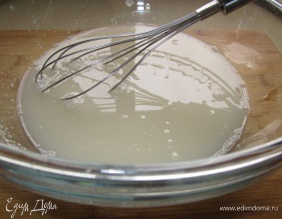 Трепетно приступаем... В теплую водичку добавляем сахар и дрожжи. Все перемешиваем и убираем минут на 10-15 в сторонку. Даем дрожжам проснуться и показать нам, что они свежи и дееспособны. 
