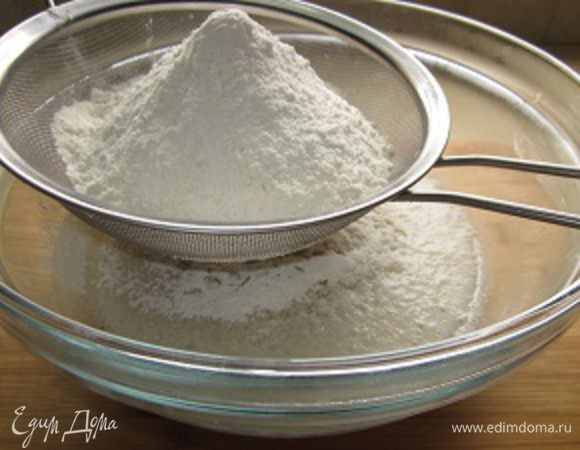 Просеиваем туда же сразу всю отмеренную для этого случая муку.
