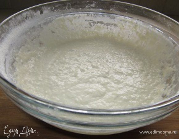 Перемешиваем все деревянной ложкой, без особого фанатизма, просто женим все продукты и убираем в теплое место